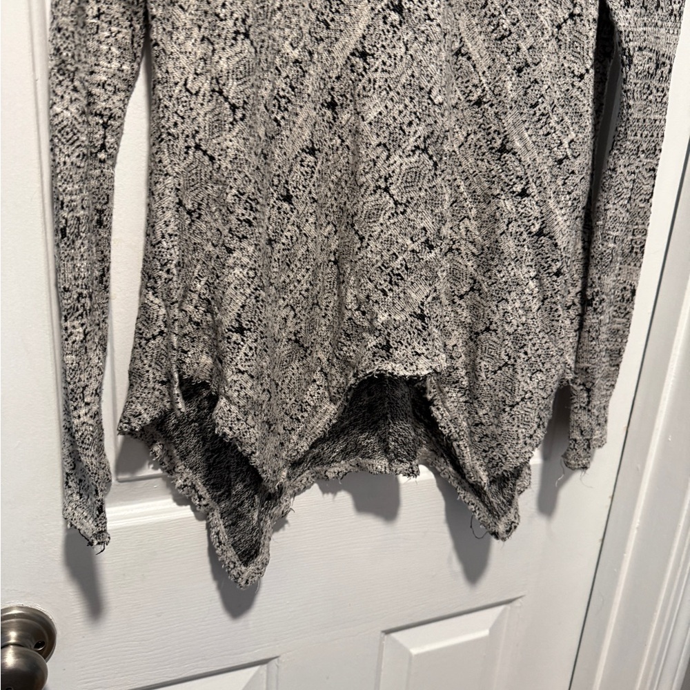 Knox Rose Gray and Black Asymmetrical Knit Top - Picture 3 of 7